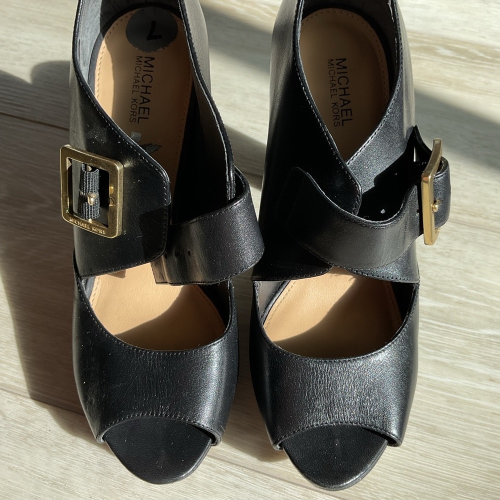 MICHAEL KORS black leather sandals, size 7